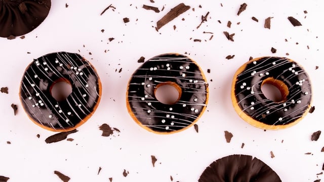 A US toddler called 911 for emergency doughnuts and police sweetly delivered a box.