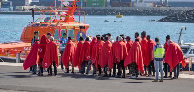 Eine Gruppe von Flüchtlingen kommt im Hafen von Lanzarote an. Ein Schiff der Seenotrettung hatte die Männer aufgenommen