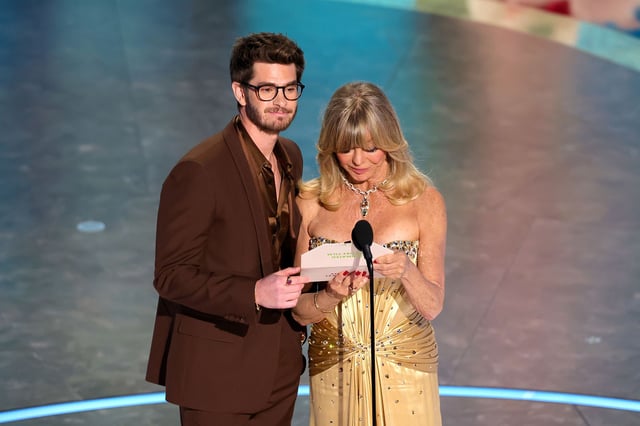 HOLLYWOOD, CALIFORNIA - MARCH 02: (L-R) Andrew Garfield and Goldie Hawn speak onstage during the 97th Annual Oscars at Dolby Theatre on March 02, 2025 in Hollywood, California.  (Photo by Kevin Winter/Getty Images)