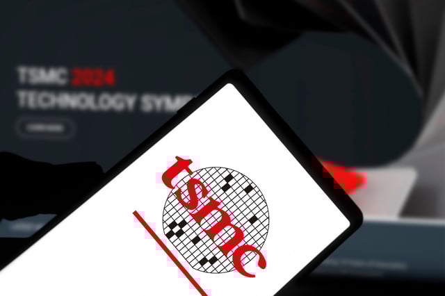 Taïwan Semiconductor Manufacturing Company (TSMC) est sous la menace d’une hausse des droits de douane sur les puces importées brandie par le président américain, qui l’impacterait fortement.