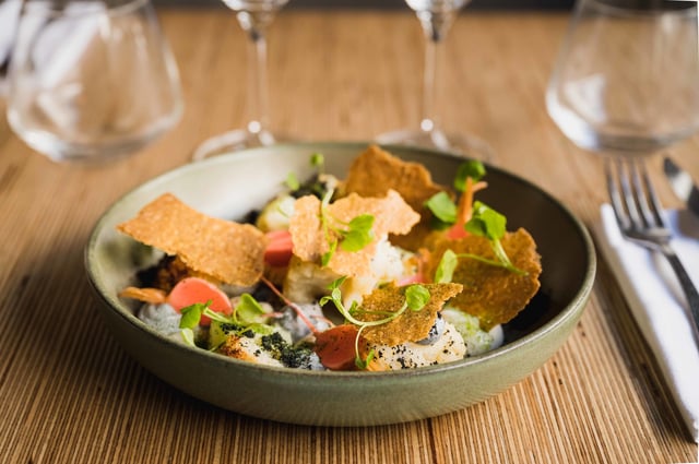 Un plat du restaurant parisien Fana, où le Guide Michelin a présenté ses nouveaux Bib Gourmands 2025.