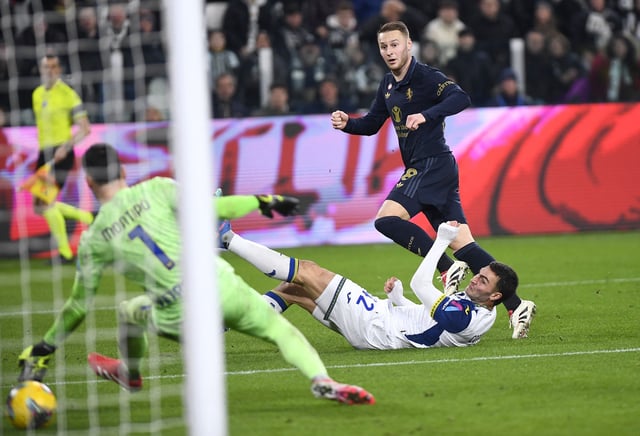 Soccer Football - Serie A - Juventus v Hellas Verona - Allianz Stadium, Turin, Italy - March 3, 2025 Juventus' Teun Koopmeiners scores their second goal past Hellas Verona's Lorenzo Montipo REUTERS/Massimo Pinca