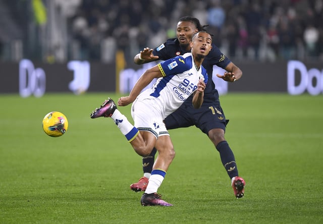 Soccer Football - Serie A - Juventus v Hellas Verona - Allianz Stadium, Turin, Italy - March 3, 2025 Hellas Verona's Antoine Bernede in action with Juventus' Khephren Thuram REUTERS/Massimo Pinca