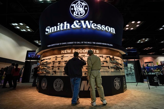 Attendees inspect Smith & Wesson firearms at the National Rifle Association's (NRA) annual meeting in Indianapolis, Indiana, U.S., April 28, 2019.  REUTERS/Bryan Woolston/File Photo