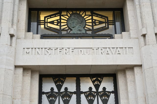 Si nous travaillons moins en France qu’outre-Rhin, c’est d’abord parce que nos jeunes s’insèrent moins bien sur le marché du travail, en particulier ceux qui quittent l’école dès 18 ans. Ce handicap explique 50 heures de différence.