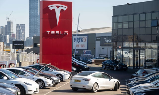 Dans la nuit de dimanche 2 au lundi 3 mars, une dizaine de voitures Tesla ont été ravagées par les flammes sur la commune de Plaisance-du-Touch (Haute-Garonne).