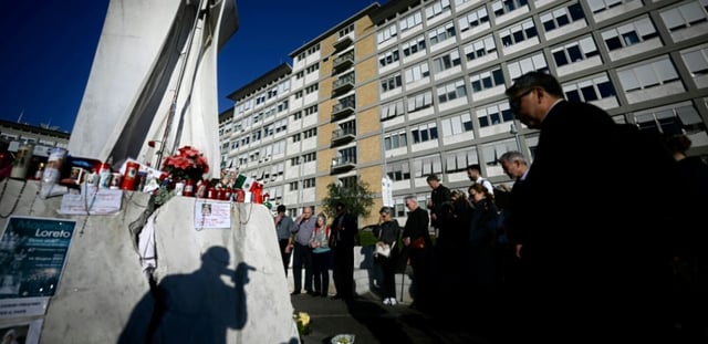 Des fidèles prient devant l'hôpital Gemelli à Rome, où le pape François est hospitalisé depuis le 14 février pour une pneumonie sévère, le 3 mars 2025