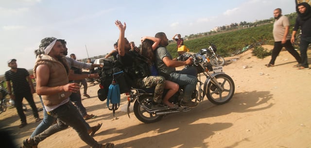 Die israelische Zivilistin Noa Argamani auf einem Motorrad wird am 7. Oktober 2023 entführt