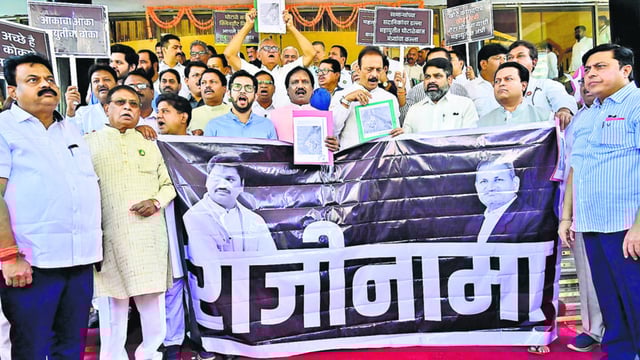Mumbai, India - March 4, 2025:Opposition party members protest on stairs and demanded of resignation of Dhananjay Munde, during budget assembly session at Vidhan Bhavan, in Mumbai, India, on Tuesday, March 4, 2025. (Photo by Anshuman Poyrekar/ Hindustan Times) (Hindustan Times)