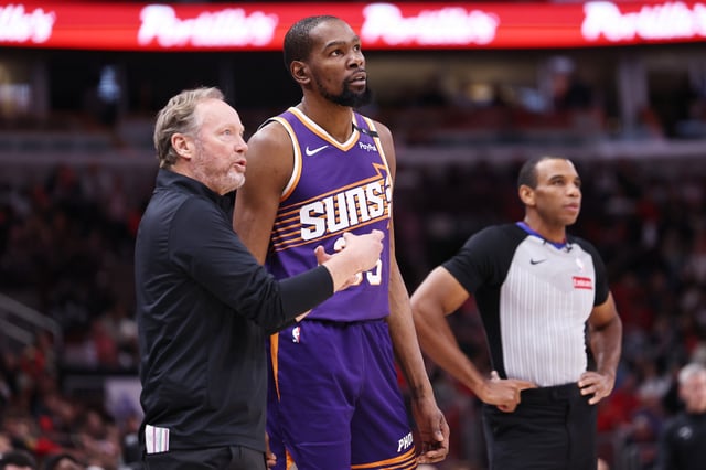 Kevin Durant #35 of the Phoenix Suns gets instructions from head coach Mike Budenholzer during the fourth quarter against the Chicago Bulls at the United Center on February 22, 2025 in Chicago,