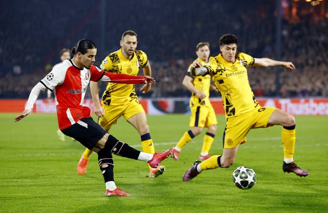 Soccer Football - Champions League - Round of 16 - First Leg - Feyenoord v Inter Milan - Feyenoord Stadium, Rotterdam, Netherlands - March 5, 2025  Feyenoord's Anis Hadj Moussa in action with Inter Milan's Alessandro Bastoni and Inter Milan's Stefan de Vrij REUTERS/Piroschka Van De Wouw