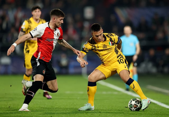 Soccer Football - Champions League - Round of 16 - First Leg - Feyenoord v Inter Milan - Feyenoord Stadium, Rotterdam, Netherlands - March 5, 2025  Inter Milan's Lautaro Martinez in action with Feyenoord's Jakub Moder REUTERS/Stephane Mahe