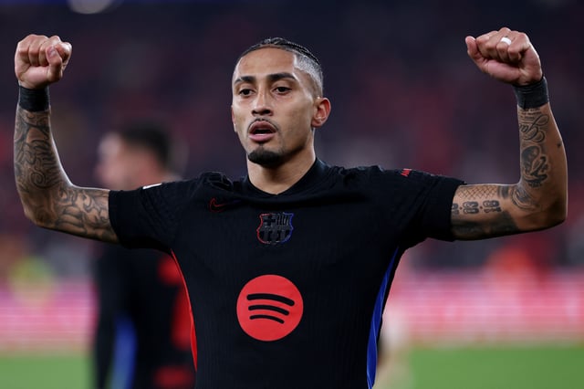 Soccer Football - Champions League - Round of 16 - First Leg - Benfica v FC Barcelona - Estadio da Luz, Lisbon, Portugal - March 5, 2025 FC Barcelona's Raphinha celebrates scoring their first goal REUTERS/Rodrigo Antunes