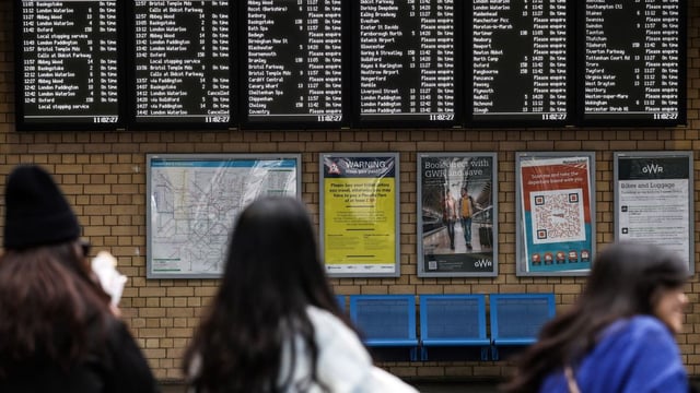 Train operators will have to reveal delay and cancellation records on station boards