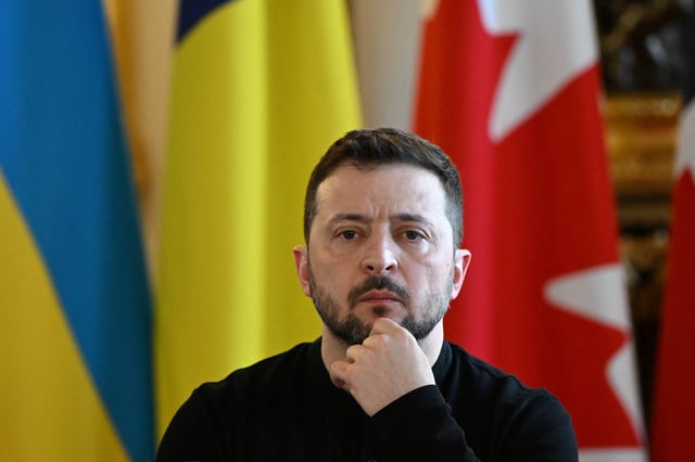 Le président ukrainien Volodymyr Zelensky se prépare pour une réunion plénière lors d’un sommet qui se tient à Lancaster House dans le centre de Londres, le 2 mars 2025.