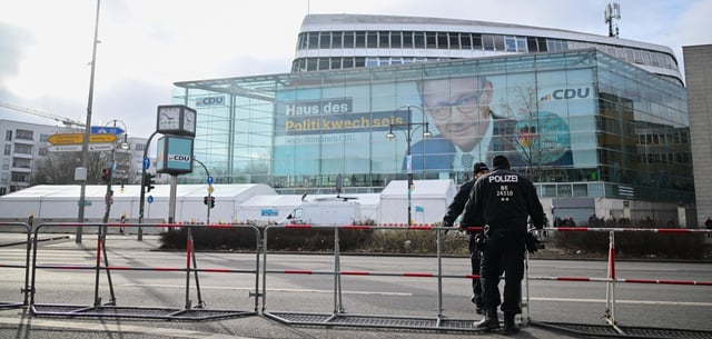 Polizeibeamte stehen vor der CDU-Bundesgeschäftsstelle