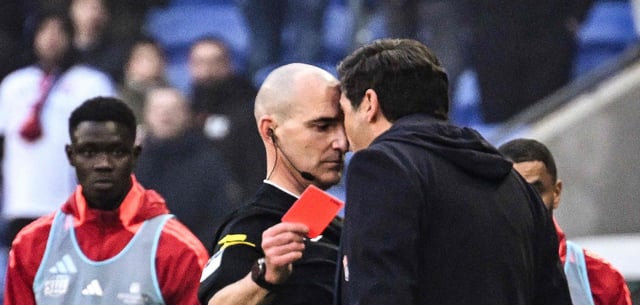 Ein Trainer hat sich nicht im Griff: Trainer Paulo Fonseca (r.) geht auf Schiedsrichter Benoît Millot los