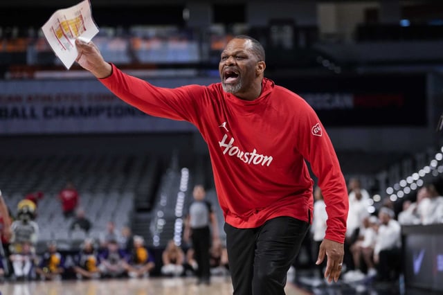 UH women&#39;s basketball coach Ronald Hughey is stepping down after 11 years with Cougars.