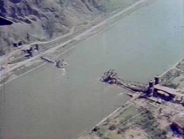Die Brücke von Remagen nach dem Einsturz 1945. Standbild aus einem Farbfilm des US Signal Corps