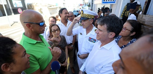 Manuel Valls (à droite), le ministre des Outre-mer, en visite à Saint-Benoît, le 6 mars 2025