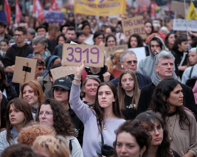 Pour la première fois, la ligne d'écoute pour les femmes victimes de violences a dépassé la barre des 100 000 appels.