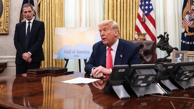 Le président américain, Donald Trump, accompagné du PDG de CMA CGM, Rodolphe Saadé, dans le bureau ovale de la Maison-Blanche, jeudi, à Washington.
