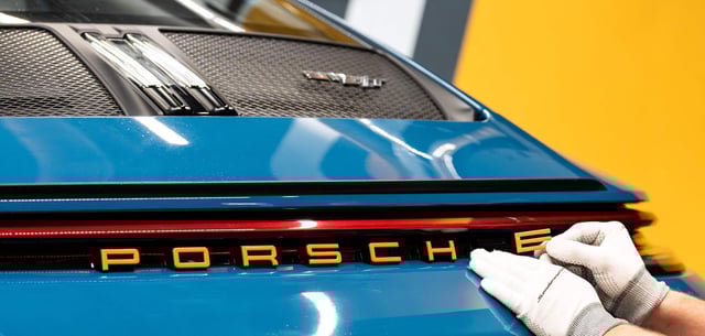 Ein Mitarbeiter an einem Porsche 911 S/T