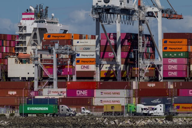 A cargo ship full of shipping containers is seen at the port of Oakland in Oakland, California, U.S., March 6, 2025. REUTERS/Carlos Barria/File Photo