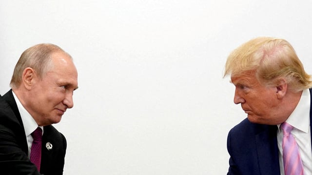 Vladimir Poutine (à gauche) et Donald Trump pourraient s’affronter sur le terrain économique dans les prochaines semaines, si les États-Unis imposent des droits de douane sur les importations russes.