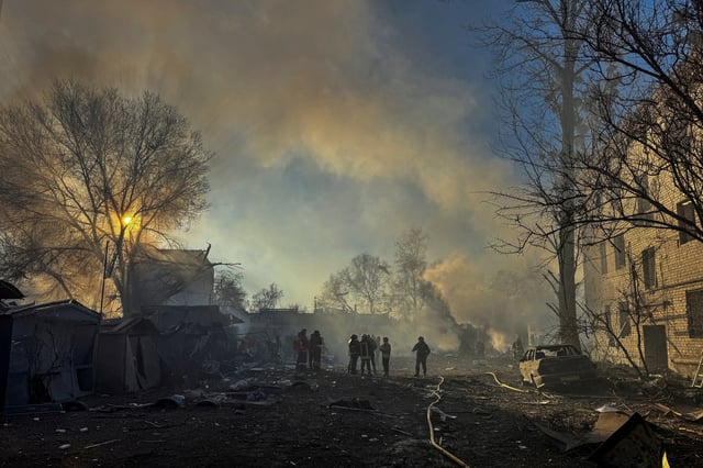 Les secouristes au travail sur le site d’une frappe de missile russe, à Kharkiv en Ukraine, le vendredi 7 mars 2025
