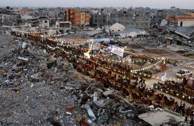 Palestinians break their fast by eating the Iftar meals during the holy month of Ramadan, near the rubble of buildings, amid a ceasefire between Israel and Hamas, in Rafah, in the southern Gaza Strip, March 1, 2025. REUTERS/Hatem Khaled/File Photo