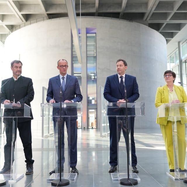 Markus Söder, (CSU), Ministerpräsident von Bayern und CSU Vorsitzender, Friedrich Merz, Unions-Kanzlerkandidat und CDU Bundesvorsitzender, Lars Klingbeil, SPD-Bundesvorsitzender, und SPD Fraktionsvorsitzender sowie Saskia Esken, SPD-Bundesvorsitzende, nehmen an einer Pressekonferenz nach den Sondierungsgesprächen teil