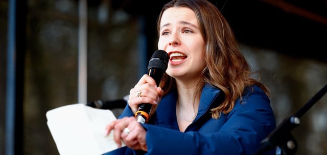 Luisa Neubauer spricht während einer Kundgebung an der Heidmarkhalle gegen den Parteitag der AfD Niedersachsen