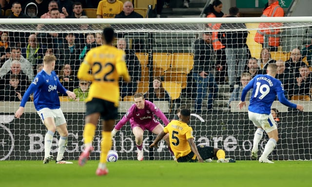 Soccer Football - Premier League - Wolverhampton Wanderers v Everton - Molineux Stadium, Wolverhampton, Britain - March 8, 2025 Wolverhampton Wanderers' Marshall Munetsi scores their first goal past Everton's Jordan Pickford Action Images via Reuters/Andrew Boyers