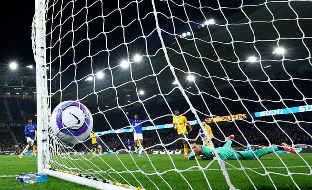Soccer Football - Premier League - Wolverhampton Wanderers v Everton - Molineux Stadium, Wolverhampton, Britain - March 8, 2025 Wolverhampton Wanderers' Jose Sa looks dejected after Everton's Jack Harrison scores their first goal Action Images via Reuters/Andrew Boyers