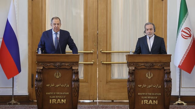 Le ministre des Affaires étrangères de la Russie, Sergueï Lavrov, s'exprime lors d'une conférence de presse conjointe avec le ministre des Affaires étrangères iranien Abbas Araghchi à Téhéran, en Iran, le 25 février 2025.