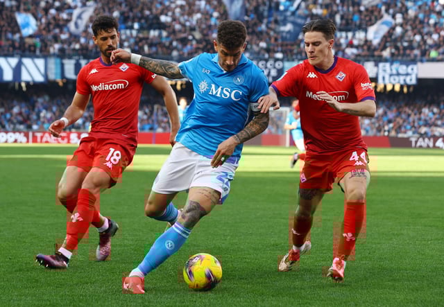 Soccer Football - Serie A - Napoli v Fiorentina - Stadio Diego Armando Maradona, Naples, Italy - March 9, 2025 Napoli's Giovanni Di Lorenzo in action with Fiorentina's Nicolo Fagioli and Pablo Mari REUTERS/Ciro De Luca