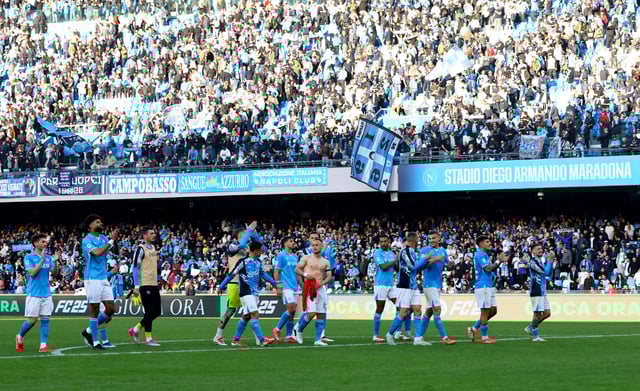 Soccer Football - Serie A - Napoli v Fiorentina - Stadio Diego Armando Maradona, Naples, Italy - March 9, 2025 Napoli players applaud fans after the match REUTERS/Ciro De Luca