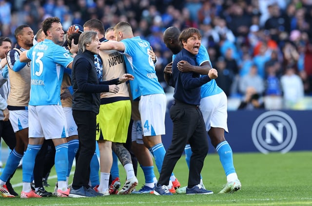 Soccer Football - Serie A - Napoli v Fiorentina - Stadio Diego Armando Maradona, Naples, Italy - March 9, 2025 Napoli's coach Antonio Conte celebrates after Giacomo Raspadori scores their second goal REUTERS/Ciro De Luca