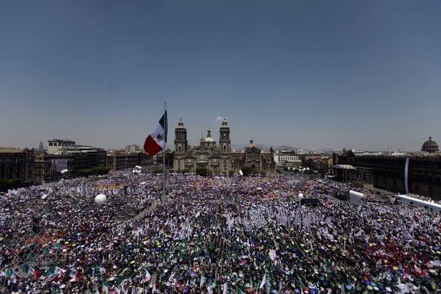 Supporters gather on the day of an event by Mexico's President Claudia Sheinbaum to give details on the country's response to U.S. President Donald Trump's 25% tariffs on imports from Mexico, including retaliatory tariffs to U.S., at Zocalo Square in downtown Mexico City, Mexico March 9, 2025. REUTERS/Quetzalli Nicte-Ha