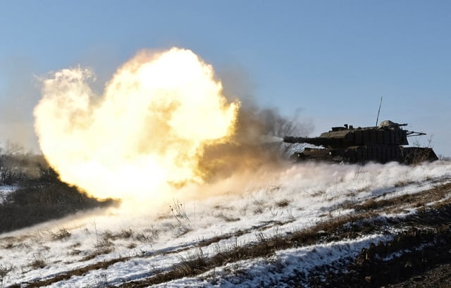 Servicemen of the 44th Separate Mechanised Brigade of the Armed Forces of Ukraine fire a Leopard 1A5 tank during a training, amid Russia's attack on Ukraine, in Zaporizhzhia region, Ukraine February 5, 2025. REUTERS/Stringer/File Photo