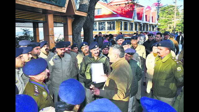 Police personnel being assigned duties ahead of Himachal assembly session, in Shimla on Sunday. (HT Photo)
