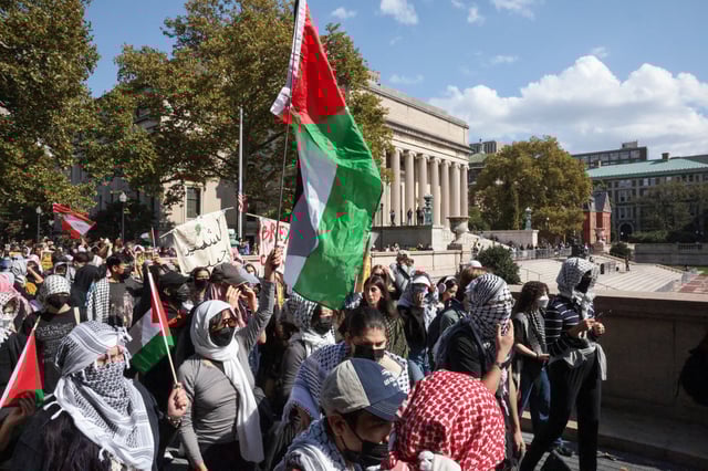 Des manifestants propalestiniens défilent sur le campus de l’université de Columbia, le 7 octobre 2024, à New York.