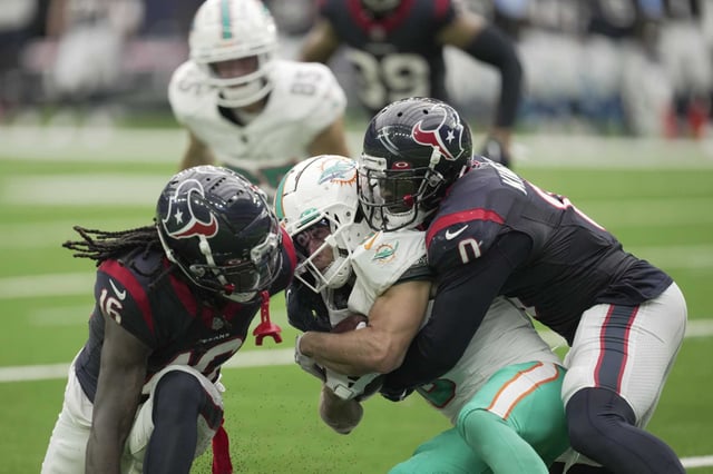 Braxton Berrios, facing the Texans in preseason in 2023, will be coming to Houston as a free agent.