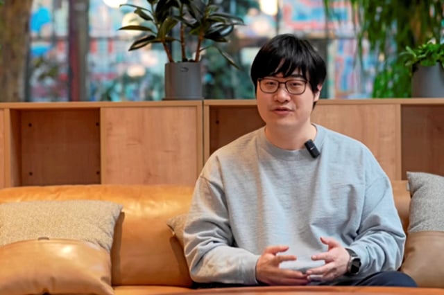 Yichao 'Peak' Ji, cofondateur et directeur scientifique de Manus AI, fait une démonstration de son agent dans une vidéo, devenue virale. 

