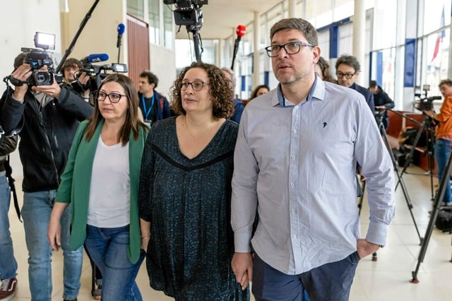 Les parents d'Evaëlle, Marie et Sébastien, à l'ouverture du procès contre une professeur de leur fille, le 11 mars 2025.
