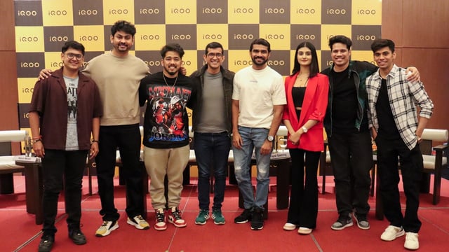 Nipun Marya (centre), CEO of iQOO India, with partner gamers.