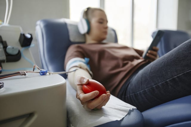 Research suggests that people who are frequent blood donors have a lower risk of leukaemia.(Photo: Westend61/Getty/SeventyFour)