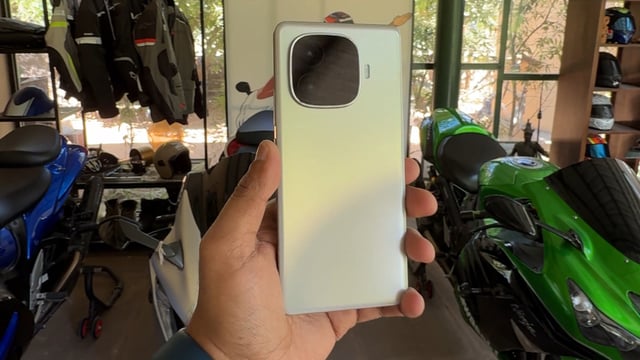 iQOO Neo 10R in the MoonKnight Titanium colourway.