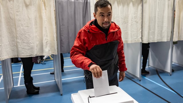 Le Premier ministre du Groenland, Mute B. Egede, vote lors des élections législatives le 11 mars 2025.